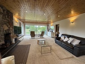 LIVING ROOM- click for photo gallery